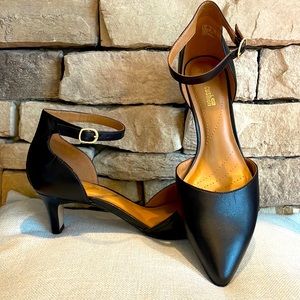 Clarks size 9M heels